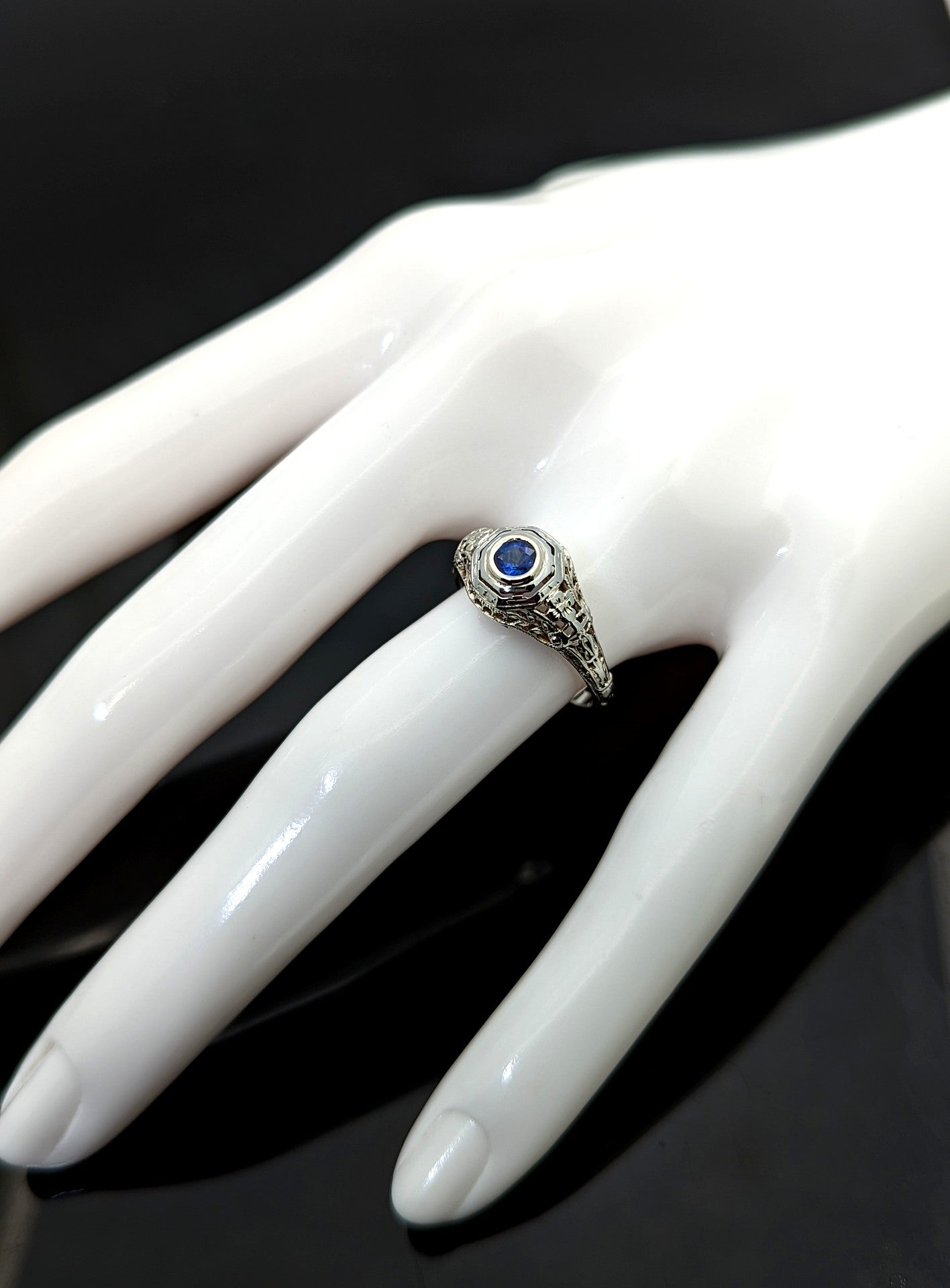 Vintage Art Deco 18K White Gold Filigree Sapphire Ring