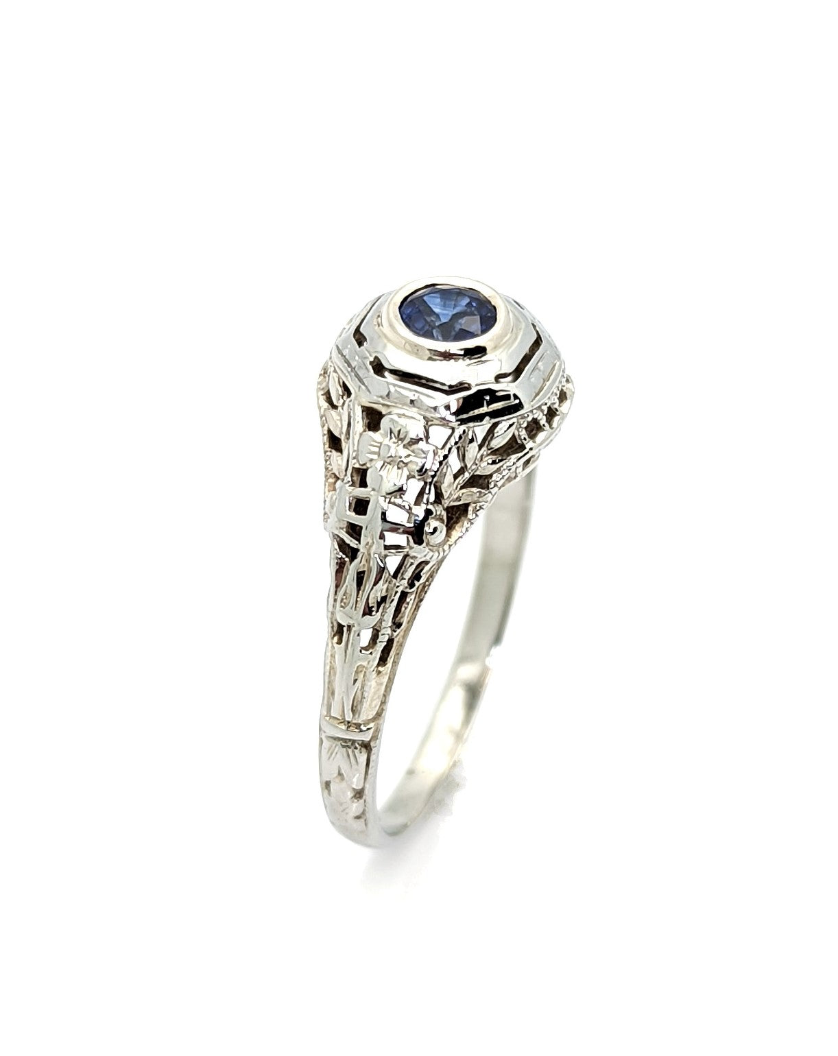 Vintage Art Deco 18K White Gold Filigree Sapphire Ring