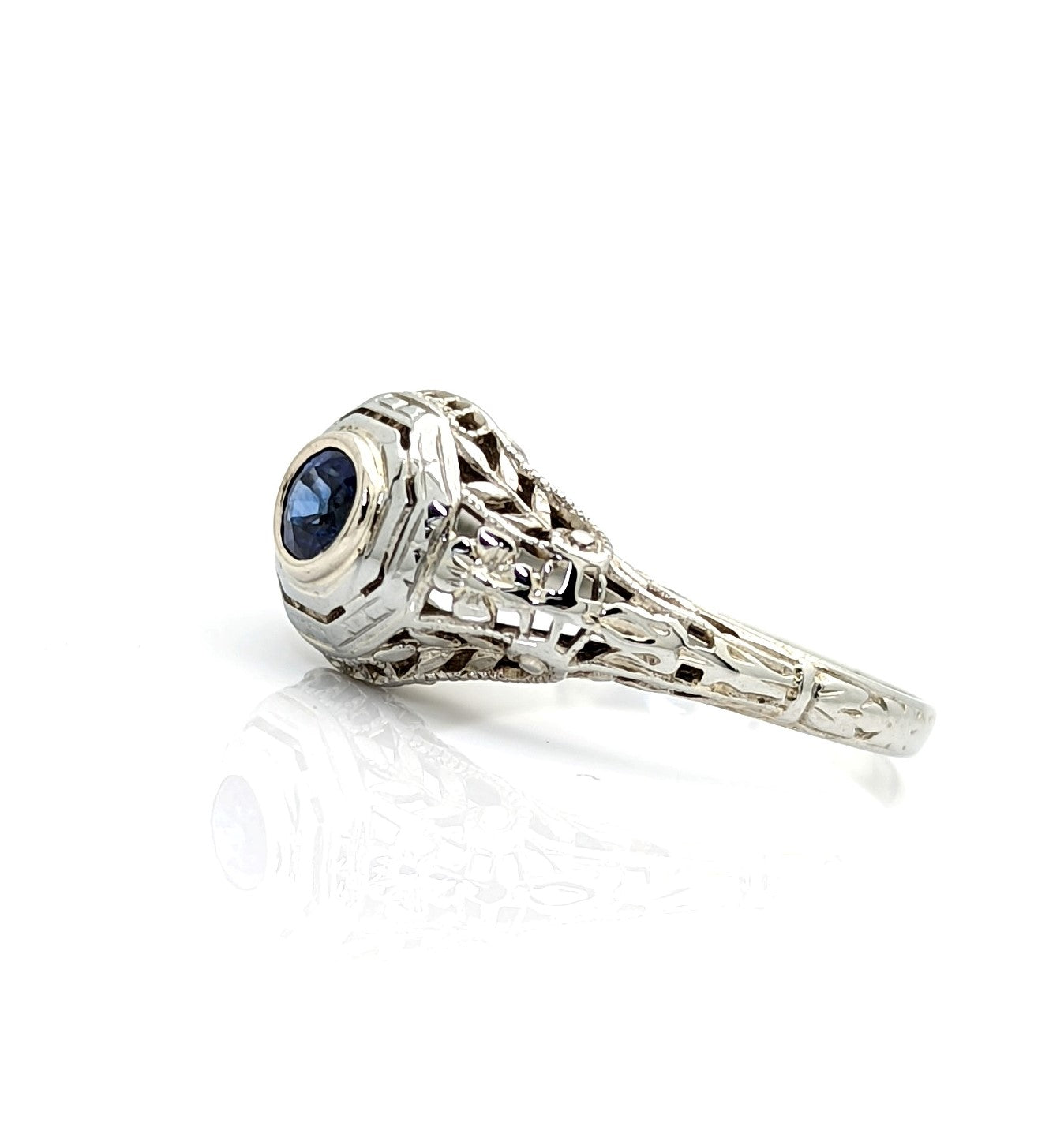 Vintage Art Deco 18K White Gold Filigree Sapphire Ring